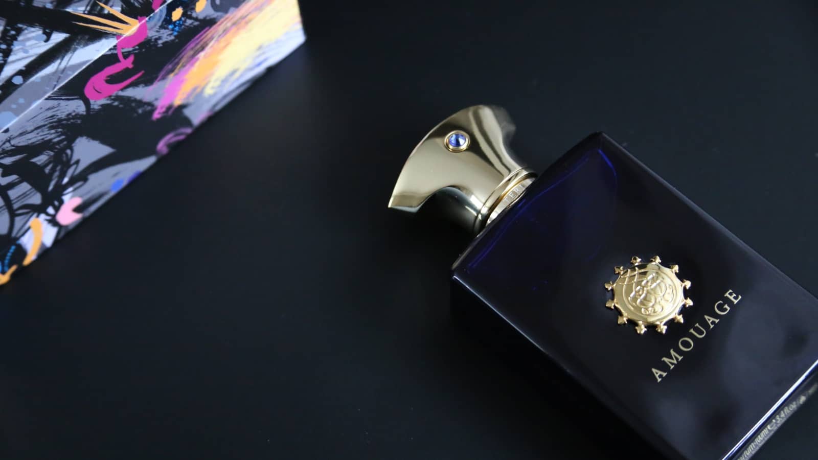 Amouage Interlude 100ml Flakon und Box auf schwarzem Hintergrund