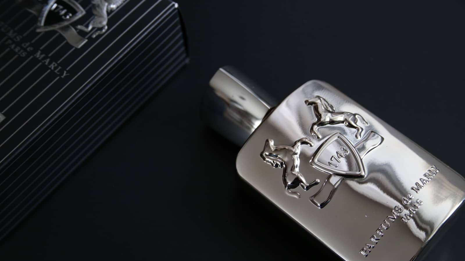 Parfums de Marly Pegasus 100ml Flakon und Box auf schwarzem Hintergrund