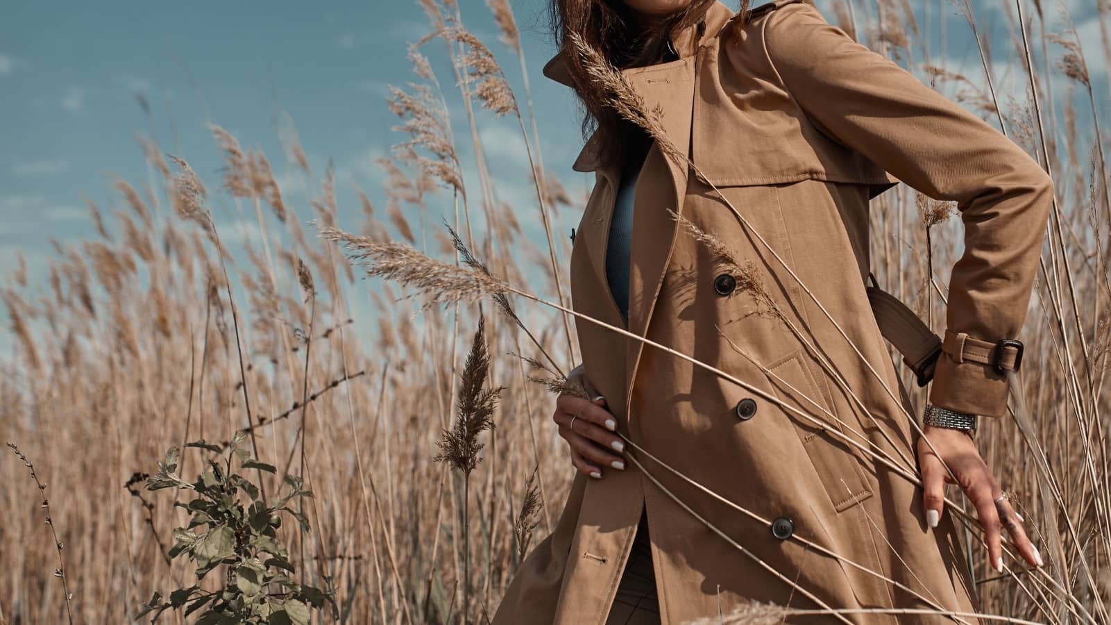 Frau mit Herbst-Outfit vor herbstlichen Pflanzen