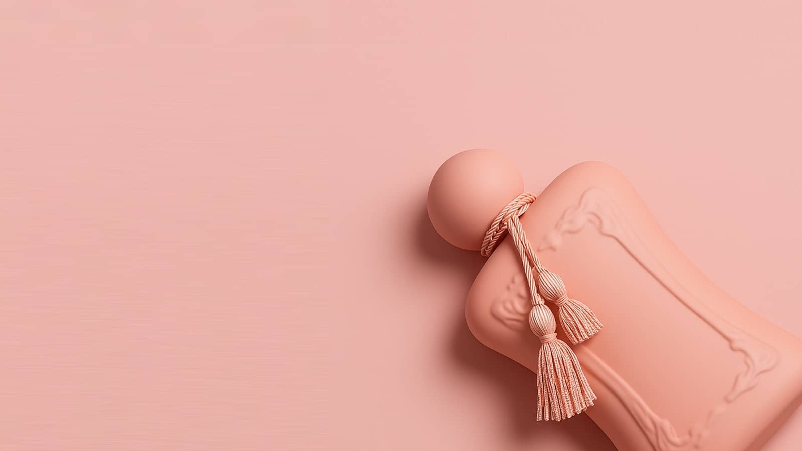 Femininer, rosafarbener Parfum Flakon wie Parfums De Marly vor rosa Hintergrund